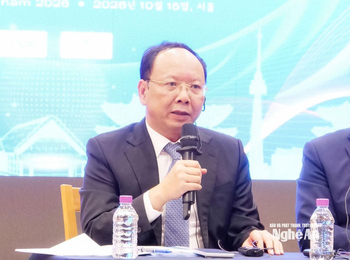 Phó Chủ tịch Thường trực UBND tỉnh Nghệ An Bùi Thanh An trao đổi và làm rõ các vấn đề nhà đầu tư quan tâm. Ảnh: Phan Tú