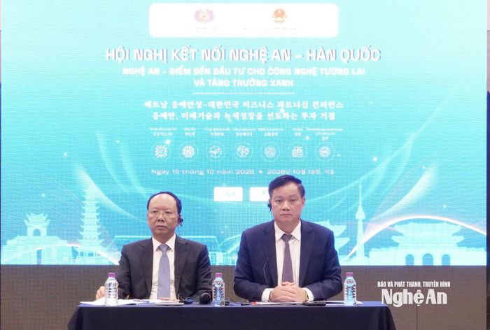 Đồng chí Bí thư Tỉnh ủy Nguyễn Khắc Thận và Phó Chủ tịch Thường trực UBND tỉnh Bùi Thanh An chủ trì hội nghị. Ảnh: Phan Tú