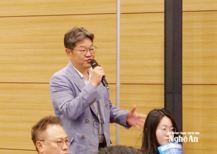 Các đại biểu Hàn Quốc cũng thảo luận về cơ hội hợp tác tích hợp đào tạo ESG, trí tuệ nhân tạo (AI). Ảnh: Phan Tú