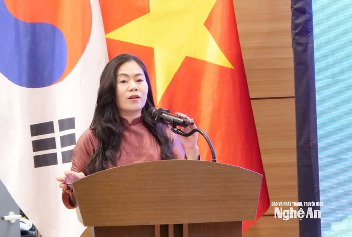 Đại diện Công ty CP Hoàng Thịnh Đạt giới thiệu và trao đổi các vấn đề nhà đầu tư quan tâm. Ảnh: Phan Tú