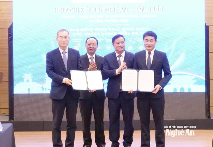 Trường Đại học Vinh ký biên bản ghi nhớ hợp tác với Trường Cao học Khoa học và Công nghệ Tích hợp Seoul. Ảnh: Phan Tú