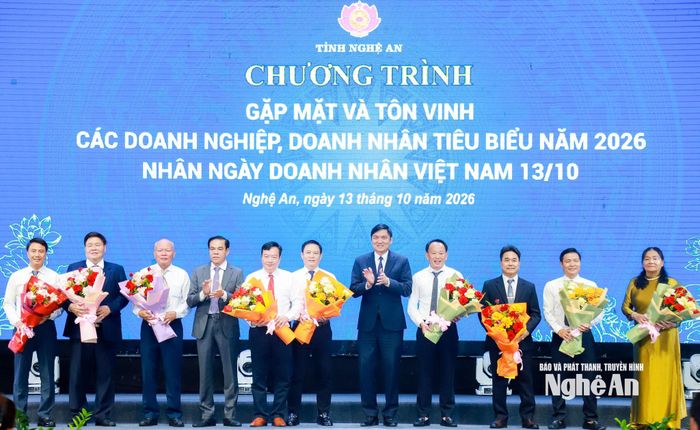Các đồng chí: Hoàng Nghĩa Hiếu - Phó Bí thư Thường trực Tỉnh ủy, Chủ tịch HĐND tỉnh; Võ Trọng Hải - Phó Bí thư Tỉnh ủy, Chủ tịch UBND tỉnh tặng hoa cho các Hiệp Hội Doanh nghiệp, Hội Doanh nghiệp, doanh nhân tại chương trình gặp mặt nhân Ngày Doanh nhân Việt Nam 13/10. Ảnh: Thành Duy