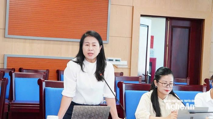 Đồng chí Lục Thị Liên - Phó Trưởng Ban Văn hoá - Xã hội HĐND tỉnh phát biểu. Ảnh: Hoàng Bá