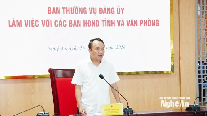 Đồng chí Dương Đình Chỉnh - Ủy viên Ban Thường vụ Tỉnh ủy, Phó Chủ tịch Thường trực HĐND tỉnh, Bí thư Đảng ủy, chủ trì buổi làm việc. Ảnh: Hoàng Bá