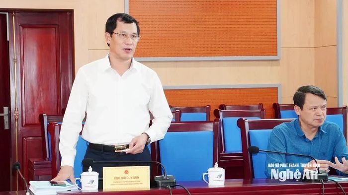 Đồng chí Bùi Duy Sơn, Uỷ viên Ban Chấp hành Đảng bộ tỉnh, Ủy viên Thường vụ Đảng ủy, Chánh Văn phòng Đoàn ĐBQH và HĐND tỉnh phát biểu. Ảnh: Hoàng Bá