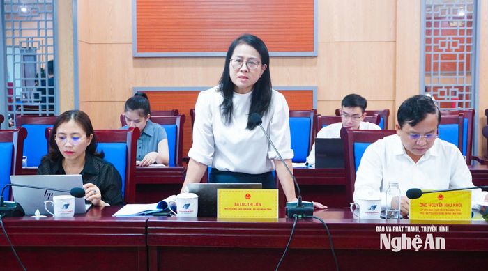 Phó Trưởng ban Văn hóa – Xã hội HĐND tỉnh Lục Thị Liên nêu ý kiến thẩm tra tại cuộc họp. Ảnh: Mai Hoa