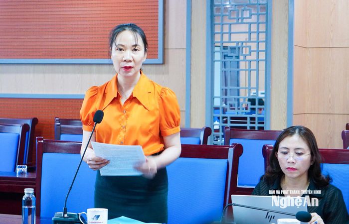 Ủy viên chuyên trách Ban Văn hóa – Xã hội HĐND tỉnh Hoàng Thị Thanh Loan nêu ý kiến thẩm tra tại cuộc họp. Ảnh: Mai Hoa