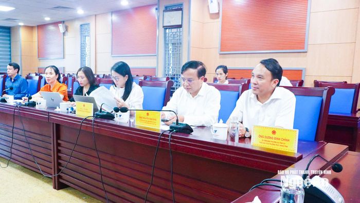 Các đồng chí lãnh đạo HĐND tỉnh và các ban tham gia cuộc họp. Ảnh: Mai Hoa