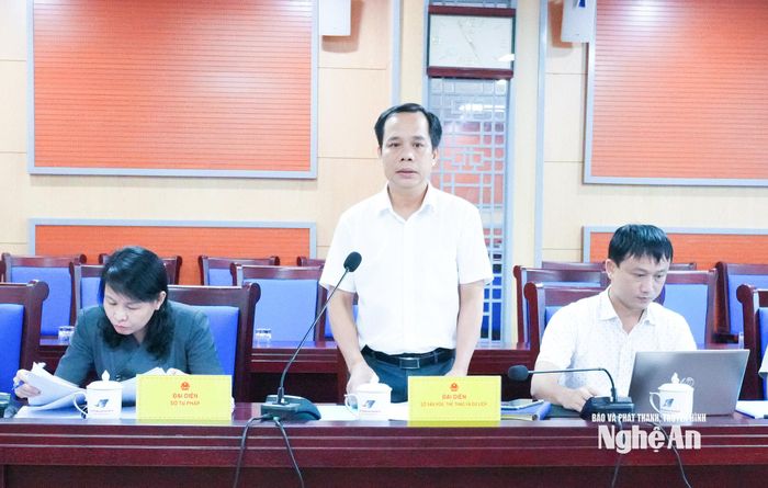 Phó Giám đốc Sở Văn hóa, Thể thao và Du lịch Nghệ An Bùi Công Vinh tiếp thu, giải trình một số vấn đề thuộc thẩm quyền. Ảnh: Mai Hoa