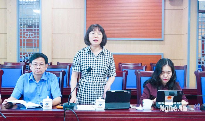 Phó Trưởng ban Dân tộc HĐND tỉnh thẩm tra về căn cứ pháp lý ban hành nghị quyết. Ảnh: Mai Hoa