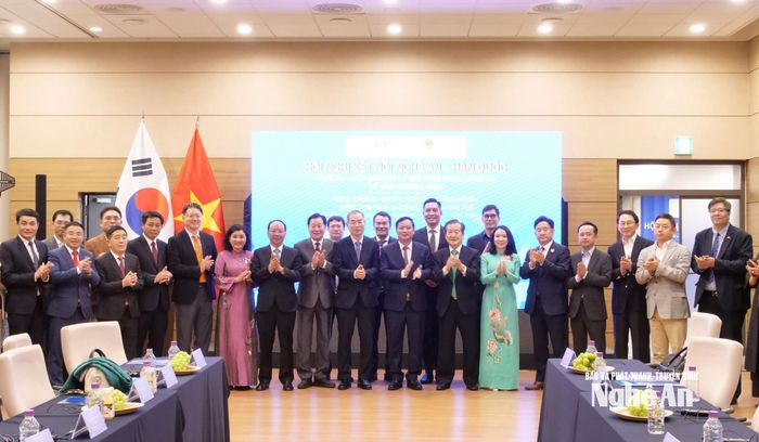 Các đại biểu tham dự hội nghị chụp ảnh lưu niệm. Ảnh: Phan Tú
