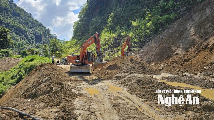 Điểm sạt lở xảy ra ngày 19/9/2026. Hiện nay, xã Yên Na vẫn đang huy động phương tiện san ủi, thông đường vào Huồi Pai. Ảnh: ĐT