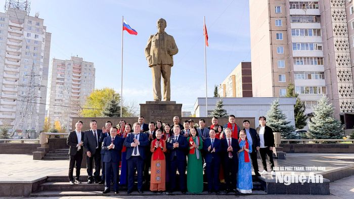 Đoàn chụp ảnh lưu niệm trước tượng đài Chủ tịch Hồ Chí Minh tại Ulyanovsk. Ảnh: Thanh Huyền