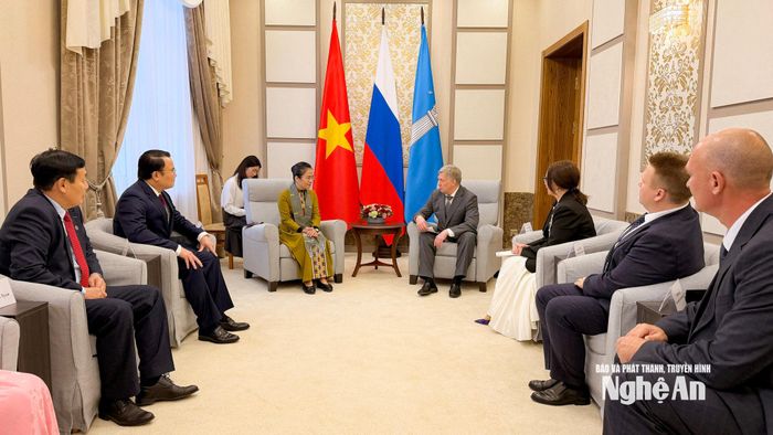 Phó Bí thư Tỉnh uỷ, Chủ tịch Uỷ ban MTTQ tỉnh Võ Thị Minh Sinh và Phó Chủ tịch UBND tỉnh Phùng Thành Vinh đã hội kiến với Thống đốc tỉnh Ulyanovsk, ngài Alexey Russkikh. Ảnh: Thanh Huyền