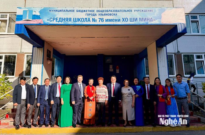 Đoàn công tác tỉnh Nghệ An chụp ảnh lưu niệm trước trường PTTH Hồ Chí Minh tại Ulyanovsk. Ảnh: Thanh Huyền