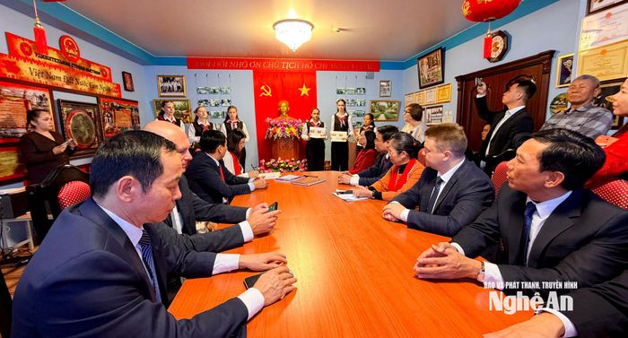 Đoàn công tác tỉnh Nghệ An đến thăm trường PTTH Hồ Chí Minh tại Ulyanovsk. Ảnh: Thanh Huyền