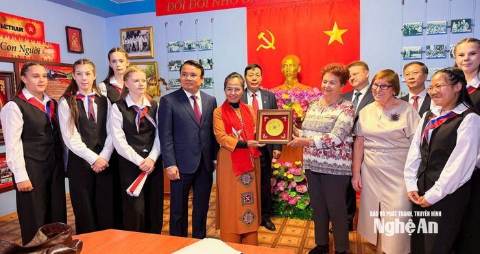 Đoàn công tác tỉnh Nghệ An tặng quà lưu niệm đến thầy và trò trường PTTH Hồ Chí Minh tại Ulyanovsk. Ảnh: Thanh Huyền