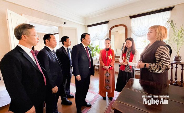 Đoàn công tác tỉnh Nghệ An nghe giới thiệu, thuyết minh tại Bảo tàng Lê Nin. Ảnh: Thanh Huyền