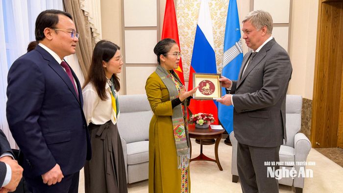 Phó Bí thư Tỉnh uỷ, Chủ tịch Uỷ ban MTTQ tỉnh Võ Thị Minh Sinh trao quà lưu niệm của tỉnh Nghệ An tới Thống đốc tỉnh Ulyanovsk, ngài Alexey Russkikh. Ảnh: Thanh Huyền