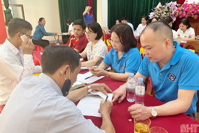 Cán bộ BHXH cơ sở Hồng Lĩnh hướng dẫn người dân quy trình nhận lương hưu, trợ cấp BHXH thông qua phương tiện thanh toán không dùng tiền mặt.