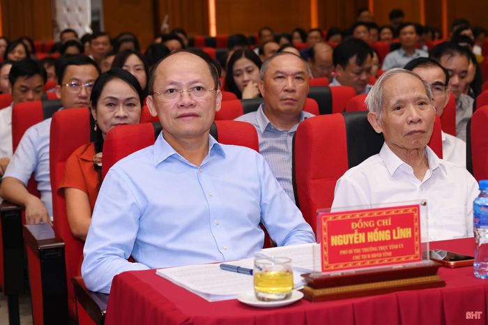 Đồng chí Nguyễn Hồng Lĩnh - Phó Bí thư Thường trực Tỉnh ủy, Chủ tịch HĐND tỉnh và đại biểu tham dự hội nghị tại điểm cầu Hà Tĩnh.