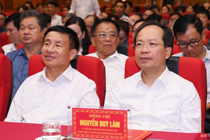 Đồng chí Nguyễn Duy Lâm – Ủy viên Trung ương Đảng, Bí thư Tỉnh ủy, Trưởng đoàn ĐBQH tỉnh và đồng chí Lê Đình Sơn - nguyên Ủy viên Trung ương Đảng, nguyên Bí thư Tỉnh ủy, nguyên Chủ tịch HĐND tỉnh tham dự hội nghị tại điểm cầu Hà Tĩnh.