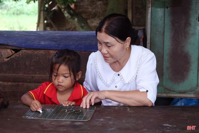 Cô Thưu thường xuyên đến tận nhà kèm cặp các em học sinh dân tộc Chứt học tập.