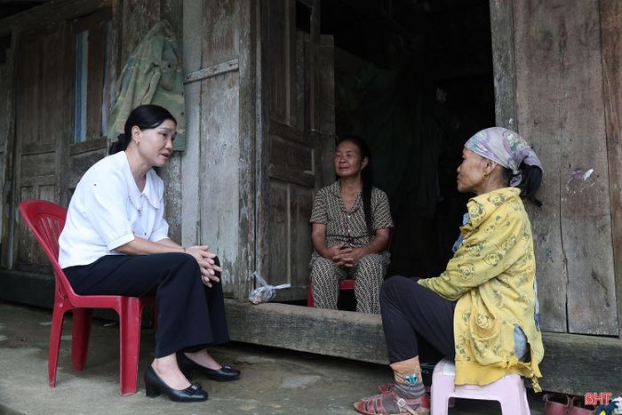 Cô Thưu học tiếng của đồng bào dân tộc Chứt để thuận lợi trong việc giao tiếp, vận động các bà, các mẹ cho con, cháu đến trường.