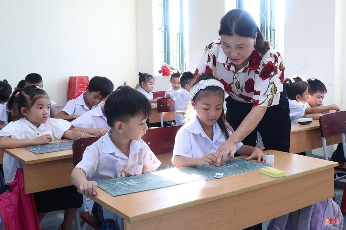 Cô Thưu gần gũi, chăm lo từng bữa ăn đến việc học tập của các em học sinh dân tộc Chứt.