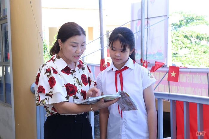 Cô Thưu trao đổi về bài tập ngoài giờ học với em Hồ Nguyễn Thục Quyên, học sinh lớp 5A11, Trường Tiểu học Phúc Trạch – Phân hiệu Hương Liên.
