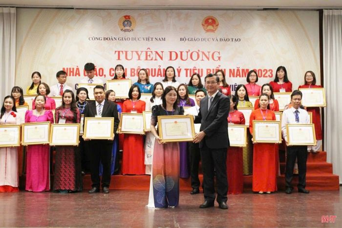 Năm 2023, cô Thưu là 1 trong 200 nhà giáo tiêu biểu toàn quốc được tuyên dương vì thành tích đổi mới, sáng tạo trong quản lý và giáo dục.