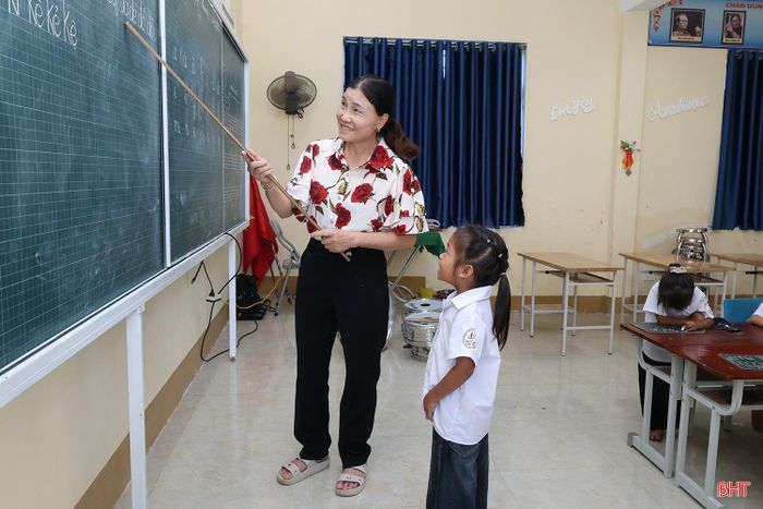 Bằng tình yêu thương và sự tận tuỵ của cô Thưu, học sinh dân tộc Chứt ngày càng tiến bộ, đi học chuyên cần.