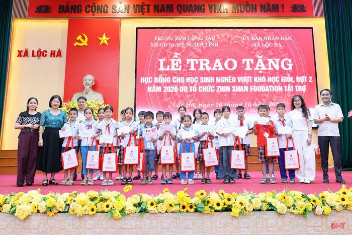 Trao học bổng cho học sinh tại xã Lộc Hà.