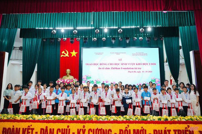  Trung tâm Công tác xã hội - Giáo dục nghề nghiệp cho người khuyết tật Hà Tĩnh và Tổ chức Zhishan Foundation trao học bổng cho học sinh tại xã Thạch Hà. 