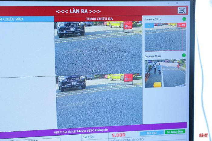 Tại khu vực kiểm soát ở cổng bến xe, có gắn camera AI tự động quét, ghi nhận biển số xe kết hợp chụp ảnh toàn cảnh phương tiện. Cùng lúc, barie tự động mở cho xe đi vào mà không cần lấy vé giấy truyền thống. Phí đỗ mỗi lượt phương tiện vào ban ngày là 5.000 đồng và 30.000 đồng nếu đỗ qua đêm. Phương tiện của các nhà xe chạy tuyến cố định không mất phí.
