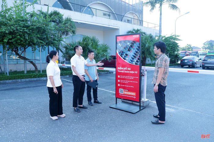 Theo tìm hiểu, Bến xe Hà Tĩnh là đơn vị được UBND tỉnh và Sở Xây dựng Hà Tĩnh lựa chọn để triển khai thu phí trông đỗ xe không dùng tiền mặt theo Nghị định số 119 của Chính phủ về thanh toán điện tử giao thông đường bộ. Để hỗ trợ Ban Quản lý Bến xe Hà Tĩnh, thời gian qua, Sở Xây dựng đã cử cán bộ phối hợp trong quá trình triển khai, lựa chọn hệ thống phù hợp.