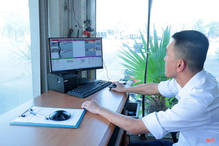Toàn bộ thời gian vào, ra, hình ảnh và thông tin biển số được lưu trên phần mềm quản lý trung tâm với sự giám sát từ nhân viên của Bến xe Hà Tĩnh.