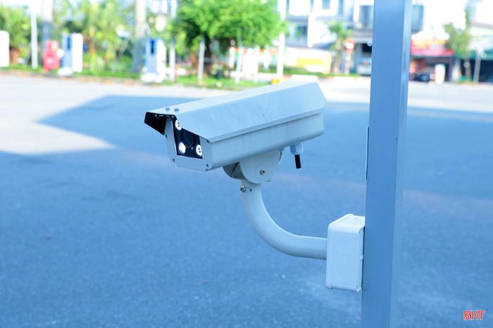 Hệ thống thu phí đỗ xe không dừng ở Bến xe Hà Tĩnh ứng dụng công nghệ RFID - công nghệ nhận dạng và theo dõi đối tượng từ xa thông qua sóng vô tuyến mà không cần tiếp xúc trực tiếp hay cần nhìn thấy vật thể. Công nghệ này cũng đang được sử dụng trong thu phí tự động không dừng ETC khi tham gia giao thông đường bộ. Chỉ cần phương tiện dán thẻ thu phí không dừng ePass hoặc VETC là có thể dễ dàng sử dụng.
