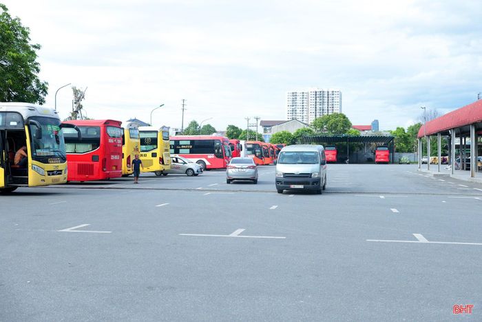 Ông Bùi Quang Dương - Trưởng ban Quản lý Bến xe Hà Tĩnh cho hay: Hệ thống thu phí đỗ xe không dùng tiền mặt được đơn vị lắp đặt cách đây 1 tháng. Qua thời gian thử nghiệm và vận hành chính thức, hệ thống đã mang lại nhiều tín hiệu tích cực, trong đó, phương tiện ra vào bến nhanh hơn, giảm thời gian dừng chờ tại cổng bến xe. Giá vé và thời gian tính phí được công khai rõ ràng; các giao dịch được số hóa và kết nối thẳng về hệ thống quản lý tập trung, hạn chế tối đa tình trạng thu tiền mặt ngoài hệ thống.