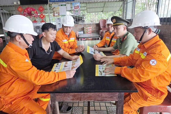 Công an phường Sông Trí phối hợp với Tổ quản lý vận hành đường dây điện Kỳ Anh tuyên truyền, vận động, nhắc nhở người dân chấp hành nghiêm các quy định về bảo vệ hành lang an toàn lưới điện 500kV.