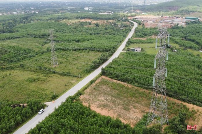 Truyền tải điện Hà Tĩnh, hiện quản lý, vận hành 407,8 km đường dây 500kV, với tổng số 974 vị trí cột, đi qua 29 xã, phường.