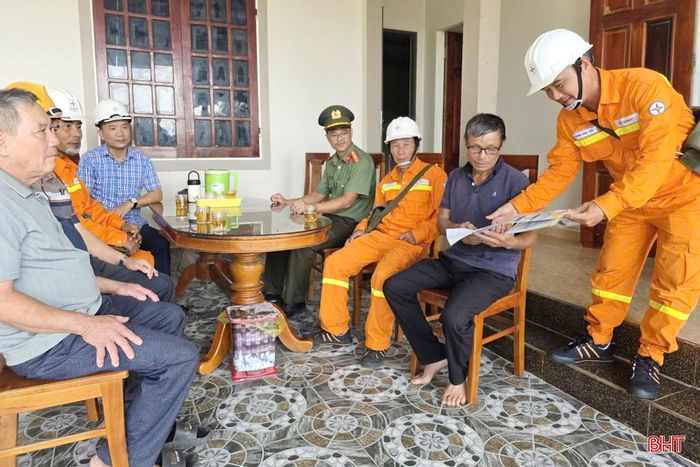 Cán bộ Truyền tải điện Hà Tĩnh hướng dẫn ông Trần Duy Hương (thôn Bộc Nguyên, xã Cẩm Duệ) nhận diện những hành vi có nguy cơ ảnh hưởng đến an toàn đường dây 500kV.