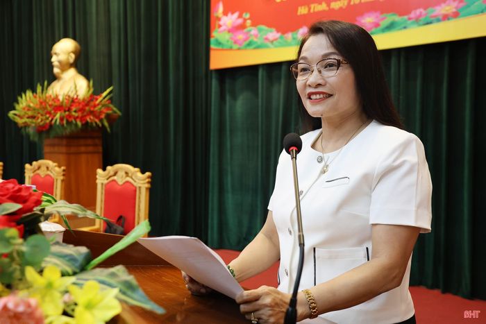 Đồng chí Nguyễn Thị Hà Tân – Tỉnh ủy viên, Phó Bí thư chuyên trách Đảng ủy UBND tỉnh trao đổi một số nội dung tại hội nghị.