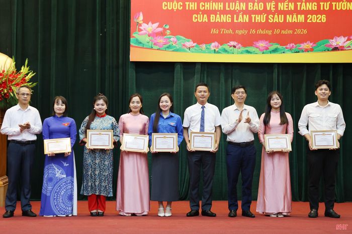 Trao giấy khen của BTV Đảng ủy UBND tỉnh cho 13 cá nhân có thành tích xuất sắc trong Cuộc thi chính luận bảo vệ nền tảng tư tưởng của Đảng lần thứ VI và 1 cá nhân đã có thành tích trong việc tham dự hội thi báo cáo viên, tuyên truyền viên giỏi năm 2026.