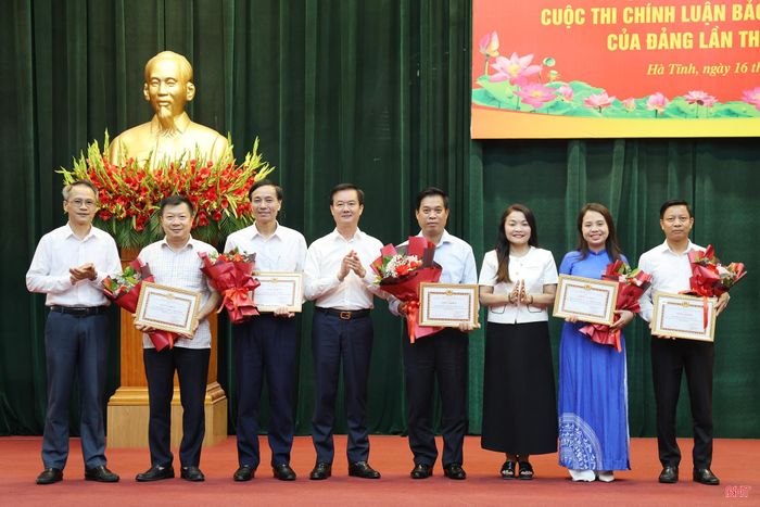Tặng giấy khen của BTV Đảng ủy UBND tỉnh cho 5 tập thể có thành tích xuất sắc trong tham gia Cuộc thi chính luận bảo vệ nền tảng tư tưởng của Đảng lần thứ VI.