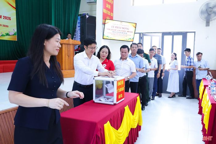 Ngay sau lễ phát động, các đại biểu, cán bộ, nhân dân phường Hà Huy Tập đã quyên góp hỗ trợ quỹ "Vì người nghèo".