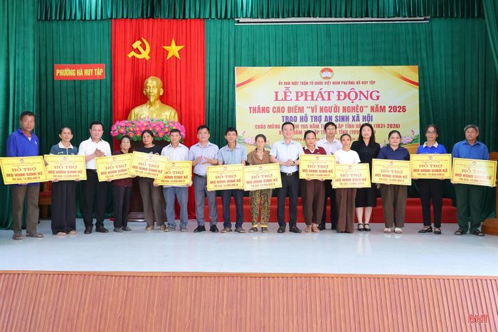 Ban Tổ chức trao tặng 12 mô hình sinh kế cho các gia đình thuộc hộ nghèo và hộ cận nghèo.
