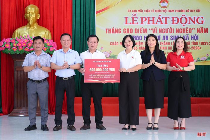 Lãnh đạo phường Hà Huy Tập nhận biểu trưng hỗ trợ của Hội Chữ thập đỏ dành cho hộ nghèo trên địa bàn phường Hà Huy Tập