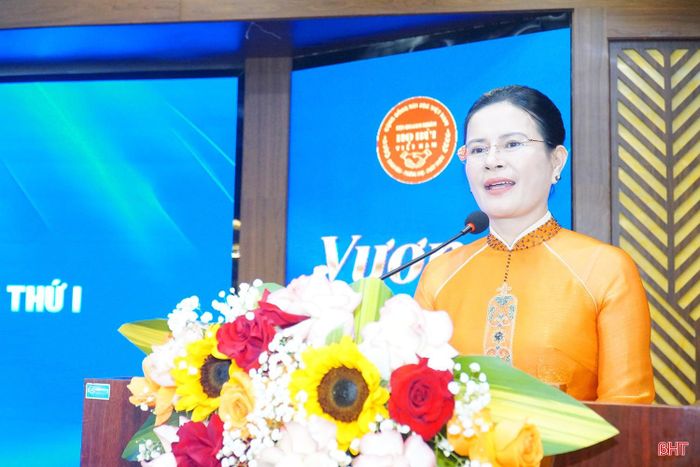 Bà Bùi Thị Anh Ngọc trình bày báo cáo quá trình vận động thành lập Câu lạc bộ Doanh nhân họ Bùi tỉnh Hà Tĩnh.