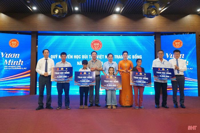 Dịp này, đại hội tổ chức trao học bổng cho con em họ Bùi có thành tích xuất sắc trong học tập, rèn luyện. Hoạt động thể hiện sự quan tâm đối với thế hệ trẻ, góp phần phát huy truyền thống hiếu học, khuyến khích tinh thần vượt khó, nỗ lực vươn lên trong học tập và cuộc sống.